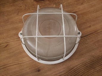 Lampskydd med galler för vägglampa