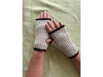Beige och mörkbrun torgvantar/handledsvärmare S/M