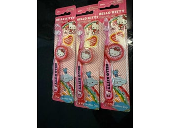 3 st Rosa Hello Kitty Tandborste + reseskydd
