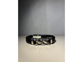 Flätat svart armband