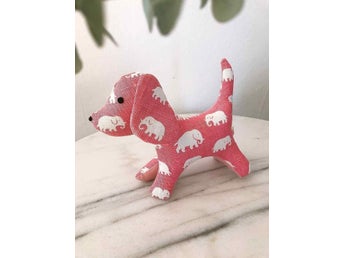 Handgjord hund i tyg från Svenskt Tenn, mönster Elefant