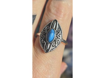 Silvrig ring med blå sten boho vintage goth indisk Stl 18