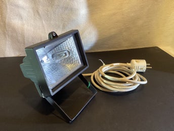 Halogenstrålkastare, modell mindre, med lång sladd (150W)