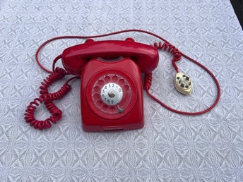 Vintage röd telefon med fingerskiva – retro Televerket/Ericsson – 1960/70-tal