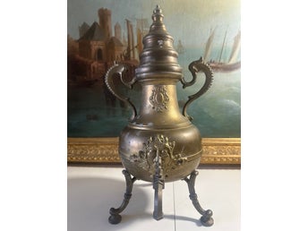 Antik samovar i mässing med dekorativa detaljer