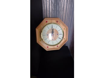 Unik retro väggklocka i trä – Oktagonal med glödritning & strass (28 cm)