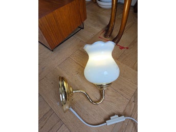 En vägglampa glas och mässing retro