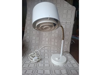 Retro bordslampa i vitt och mässing