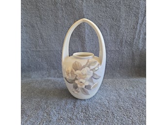 Royal Copenhagen Vas med handtag, fjärilar och blommor