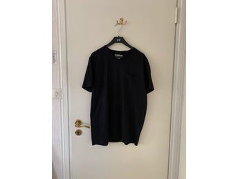 En svart T-SHIRT TRÖJA från Dobber i herrstorlek M