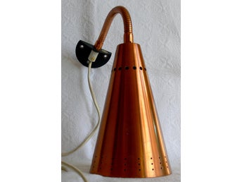 Snygg retro vägglampa, kopparfärgad perforerad plåt