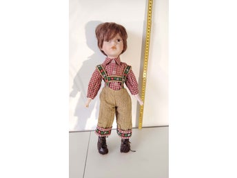 Porslinsdocka pojke i tyrolerdräkt – ca 38 cm - Vintage - Retro