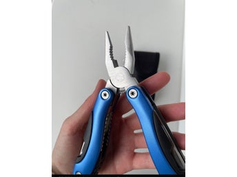 Multiverktyg med tång och fodral