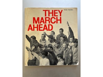 Sovjetisk propaganda: They March Ahead av Victor Sorokin, 1968