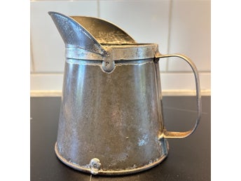 Gammalt krönt oljemått i plåt 1 liter – Vintage lanthandel / bilkuriosa