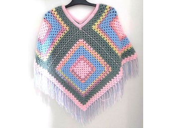 #reapåtradera Handgjord Virkad Poncho i stora mormorsrutor med fransar