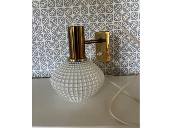 Retro vägglampa i mässing med glaskupa