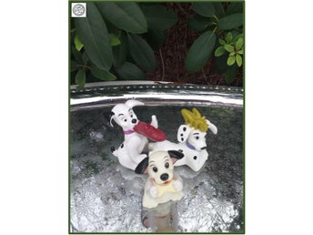 En av de 102 dalmatinerna i bil märkt Disney Charm vintage
