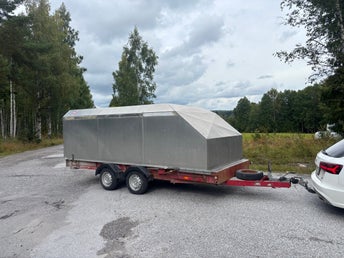 Biltransport med ALU-kåpa – 2100 kg