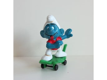 Smurf figurer på skateboard