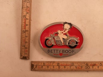 Bältesspänne betty boop med motorcyckel bpb51