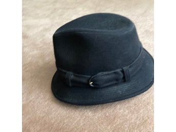 Svart hatt. Impercork. Made in France by Crambes.