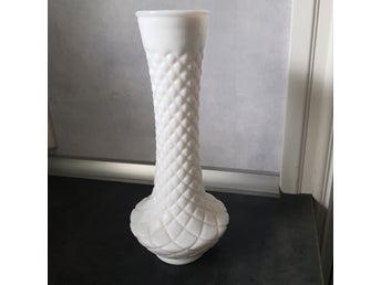Vas i vitt opalglas.Vackert mönstrad. H.23 cm.