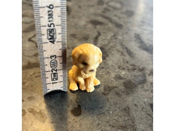 Liten hundfigur i plast
