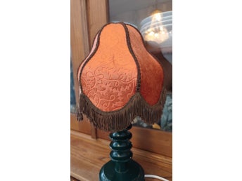 Retro lampskärm i orange sammetstyg med fransar