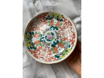 Liten kinesiska porslin fat med famille ros deco 1800-tal