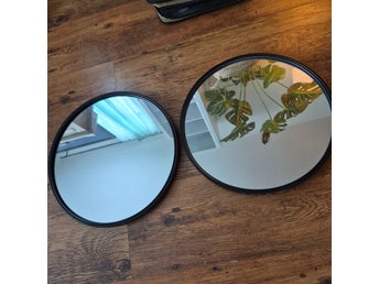 Två runda speglar med svart ram, 30*30cm nyskick!