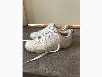 Adidas skor, sneakers vita stl 35 12. Adidas skor, sneakers vita stl 35 12.