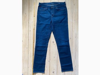 levis 31 demi curve