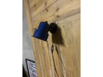 Äldre sänglampa/ Vägglampa i blå metall, retro, vintage
