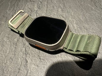 Watch Ultra 49mm Titanium – Bra skick (89% batteri) + extra armband
