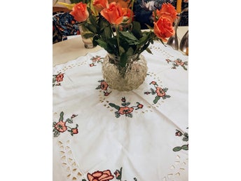 Broderad Duk med Blommor