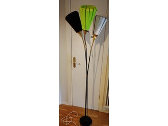 Retro Golvlampa trearmad ca 1.77 meter hög som den står på bilderna.