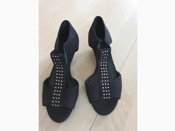 Svarta nya sommar skor H&M med silver detaljer stl 37 Svarta nya sommar skor H&M med silver detaljer stl 37