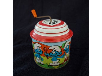 Speldosa med Smurfarna i plåt