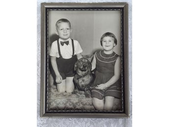 Gammalt inramat foto under glas - 2 barn / syskonen med hund