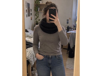 Svart stickad tubhalsduk / snood