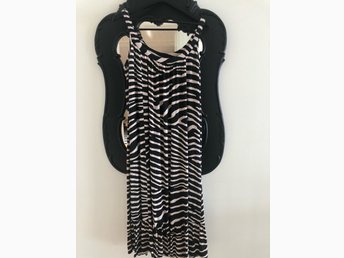 Klänning zebra HM st 40 (395774814) ᐈ Köp på Tradera Klänning zebra HM st 40 (395774814) ᐈ Köp på Tradera