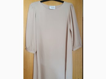 Klänning av märket Greta, storlek M. (414414305) ᐈ Köp på Klänning av märket Greta, storlek M. (414414305) ᐈ Köp på