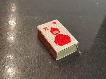 Tändsticksask med broderat överdrag - korsstygn tändsticksfodral vintage 1
