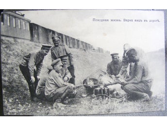 RYSKA SOLDATER som KOKAR ÄGG...1930/40-tal på TOPPFINT BREFKORT i GOTT SKICK