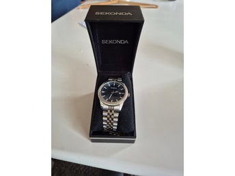 Sekonda armbandsur med svart urtavla