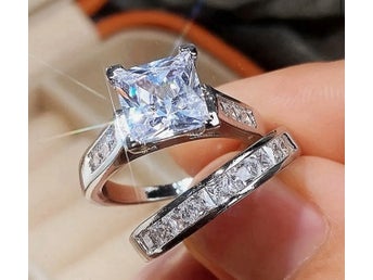 2 st. set helt nya ringar i 18K Vit Guldpläterade str. 17 mm
