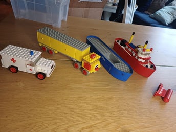 Vintige, retro. LEGO-set med ambulans, lastbil och båtar