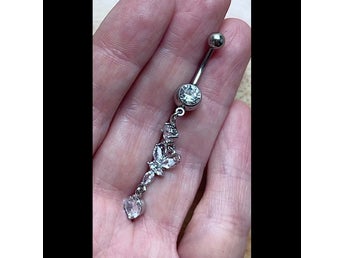 Silverfärgad navelpiercing i rostfritt stål