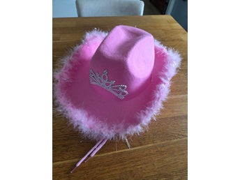 Rosa hatt i filt med glitter och fjädrar